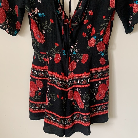 Francesca’s Mi Ami Black Red Floral Romper Boho SZ XS  Tie Back pleated shorts - Picture 7 of 9